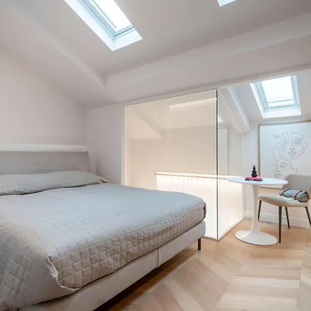 Appartement Design Su 2 Piani Via Della Spiga Milaan
